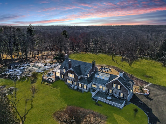 birds eye view of property featuring a forest view