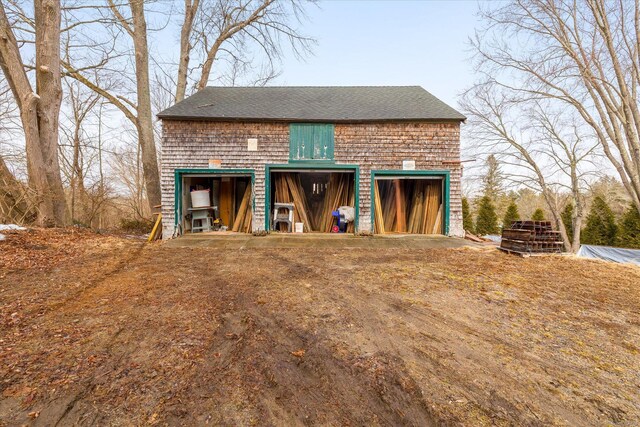 view of outdoor structure with an outbuilding