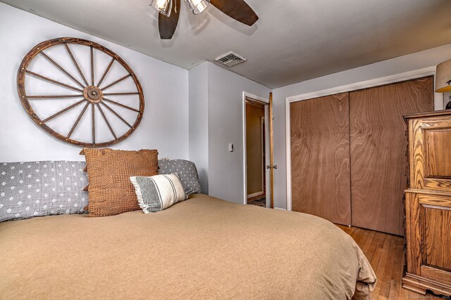 bedroom featuring ceiling fan, a closet, visible vents, and light wood-style floors