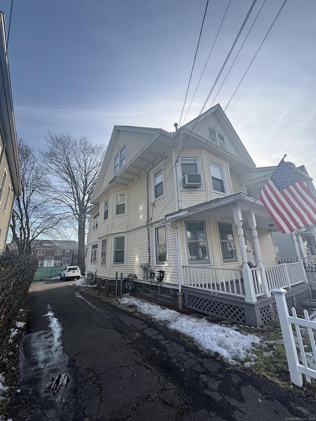 view of front of property featuring covered porch