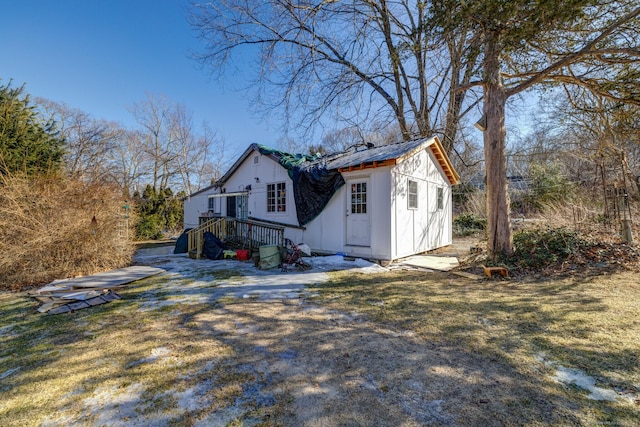 exterior space featuring a front yard