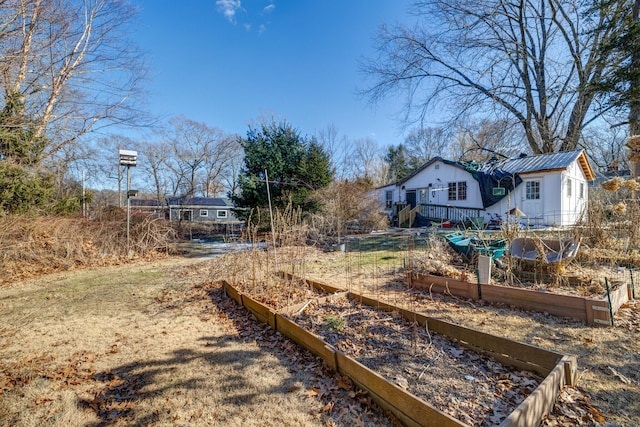 view of yard featuring a vegetable garden