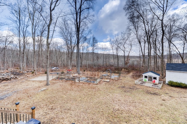 view of yard with an outdoor structure