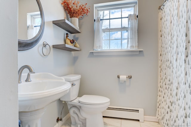 full bath featuring a shower with shower curtain, a baseboard heating unit, baseboards, and toilet