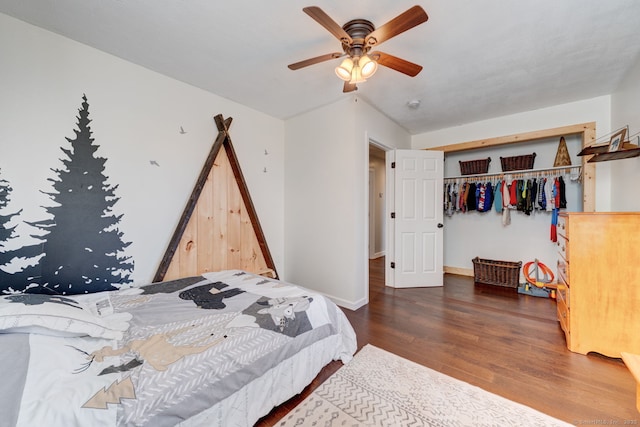 bedroom featuring a closet, a ceiling fan, baseboards, and wood finished floors