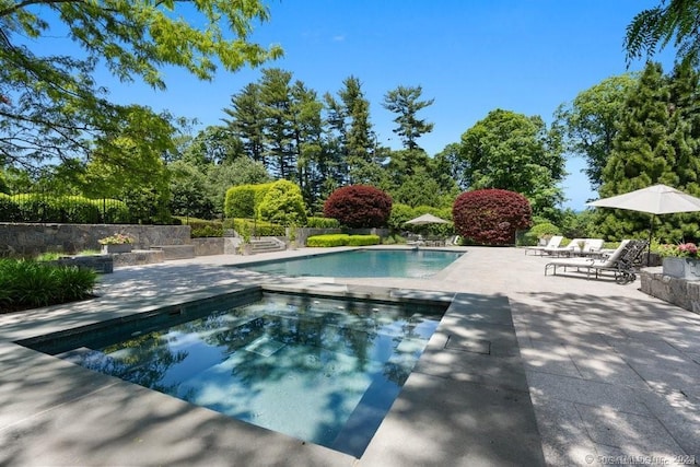 262 Brushy Ridge Rd, New Canaan, CT 06840 - outdoor pool featuring an in-ground hot tub and a patio