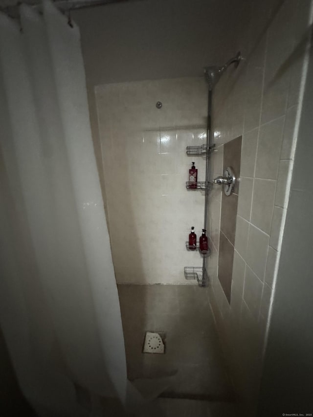 interior details with a tile shower