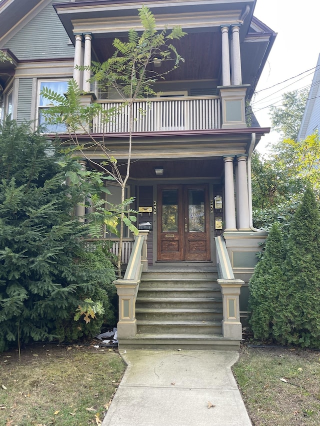 property entrance featuring a balcony