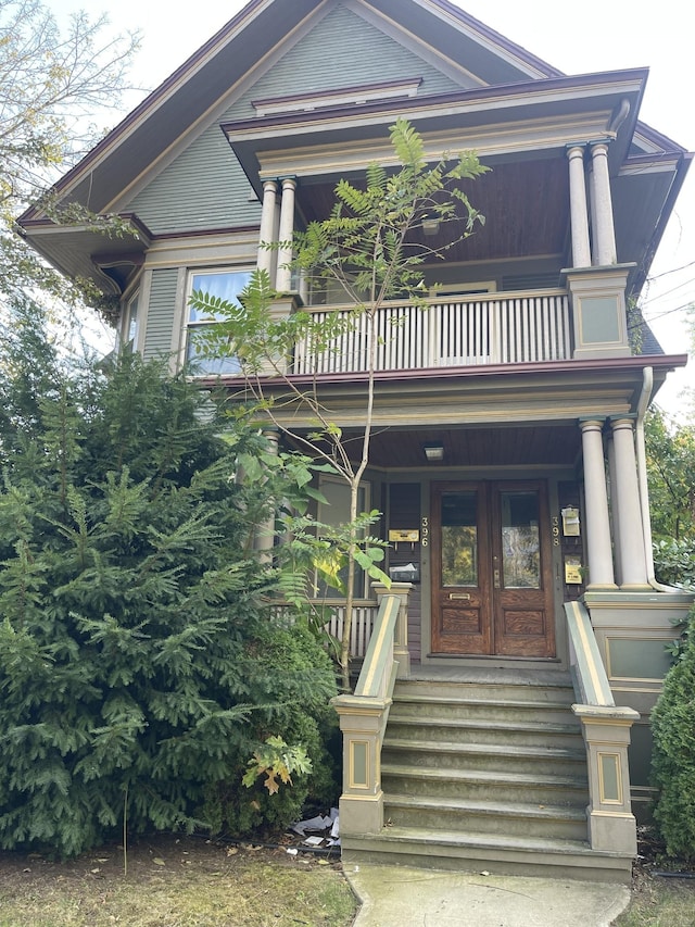 view of front of property featuring a balcony