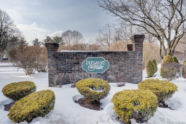 view of community / neighborhood sign