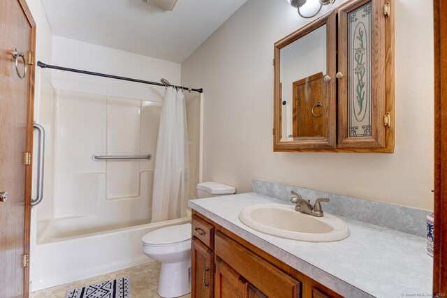 full bath with shower / bath combination with curtain, vanity, and toilet