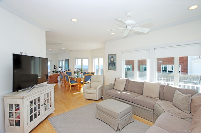 living area featuring light wood finished floors, ceiling fan, crown molding, and recessed lighting