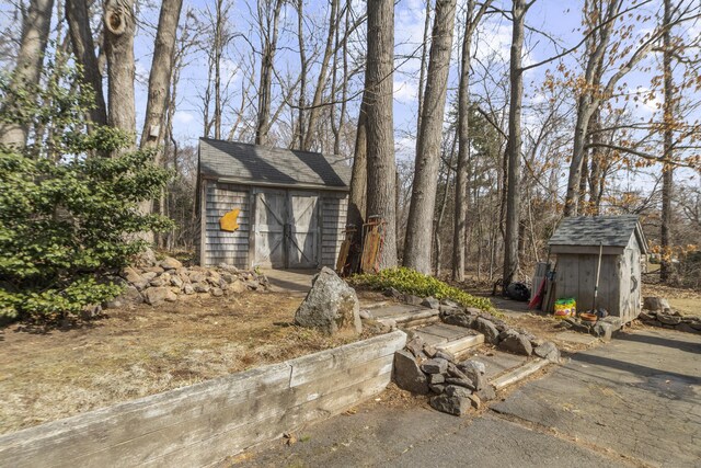 view of yard with an outbuilding and a storage unit