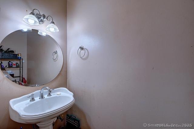 bathroom featuring a sink