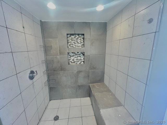 bathroom featuring tiled shower