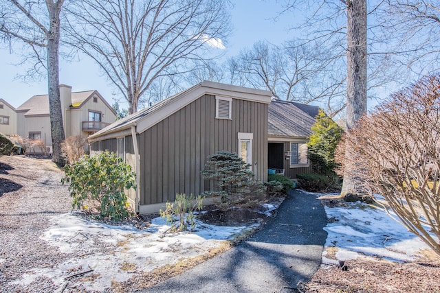 view of side of property featuring a shingled roof