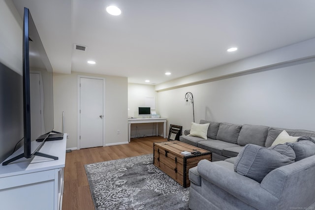 living area with baseboards, light wood finished floors, visible vents, and recessed lighting