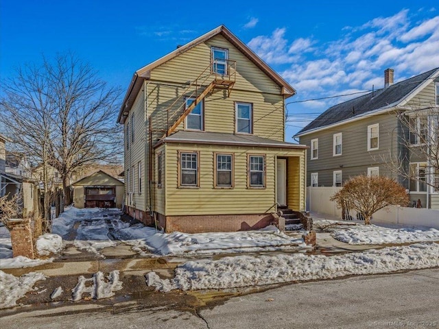 view of front of home with entry steps and a detached garage