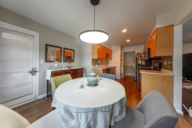 dining area with recessed lighting, dark wood finished floors, and baseboards