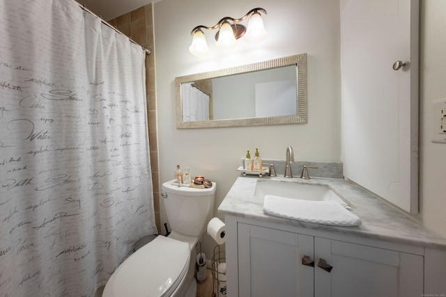 bathroom featuring a shower with shower curtain, vanity, and toilet