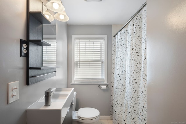 full bathroom featuring toilet, tile patterned flooring, and a shower with shower curtain