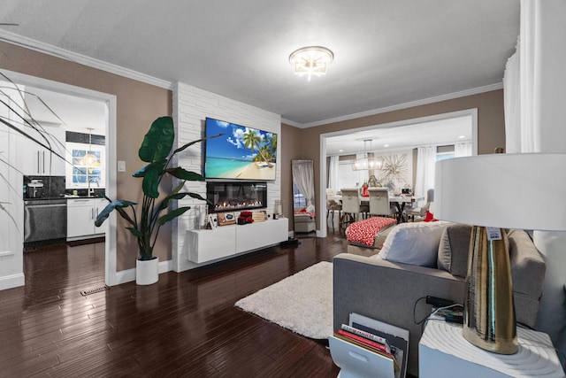 living room featuring a notable chandelier, visible vents, ornamental molding, dark wood-type flooring, and baseboards