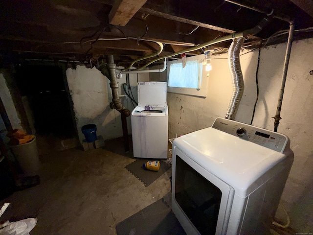 clothes washing area with laundry area and washer / clothes dryer