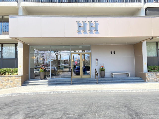 view of exterior entry with stucco siding