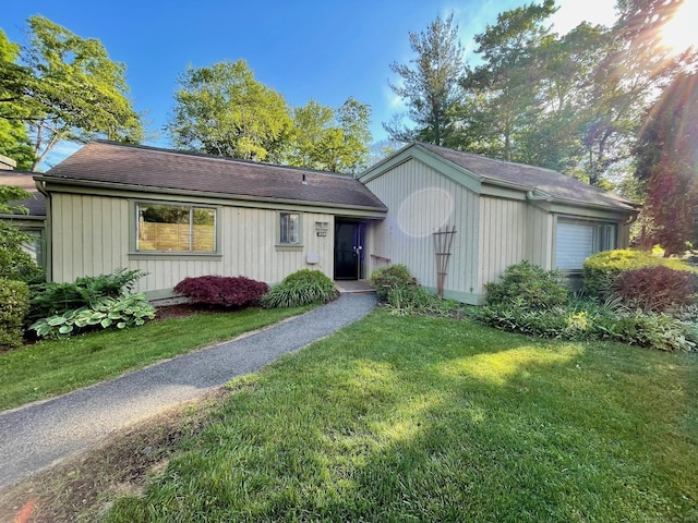 ranch-style home featuring a front lawn