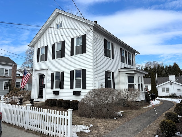 view of front of property featuring a fenced front yard