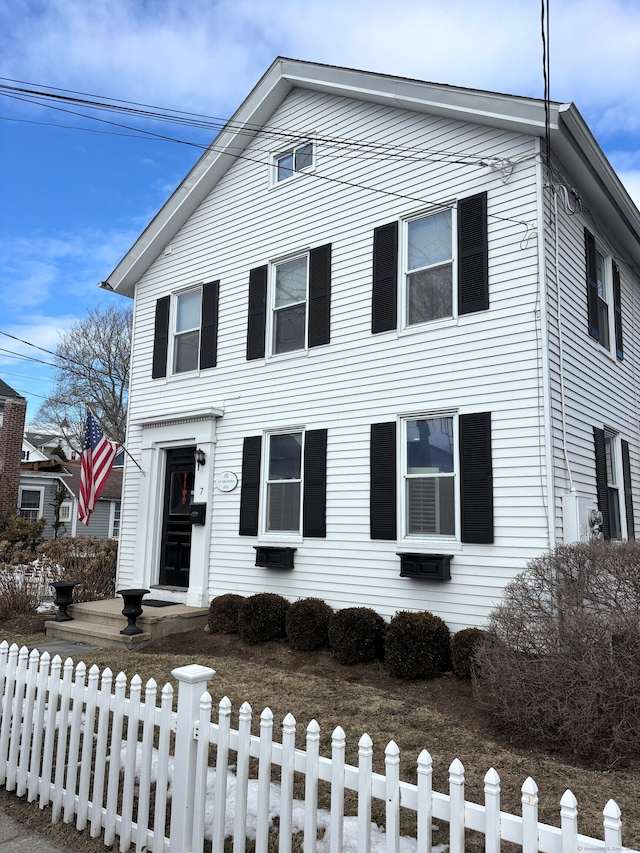 view of front of home featuring a fenced front yard