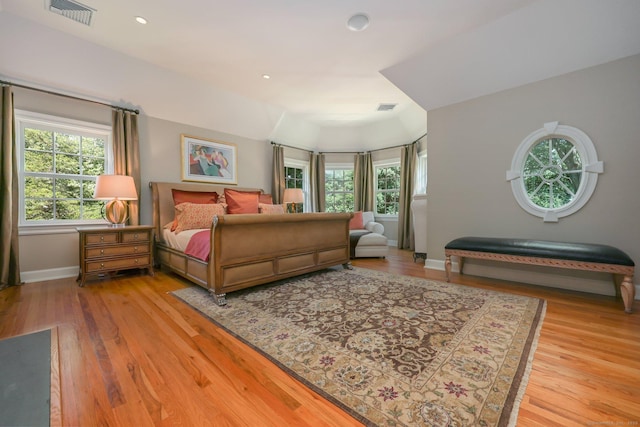 bedroom with light wood finished floors, recessed lighting, visible vents, and baseboards