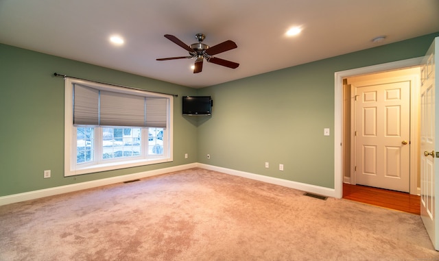 carpeted spare room with baseboards, visible vents, ceiling fan, and recessed lighting