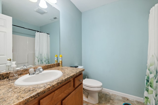 full bath featuring visible vents, baseboards, toilet, a shower with shower curtain, and vanity