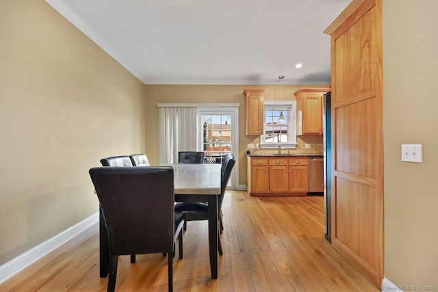 dining space with light wood-style floors, recessed lighting, ornamental molding, and baseboards