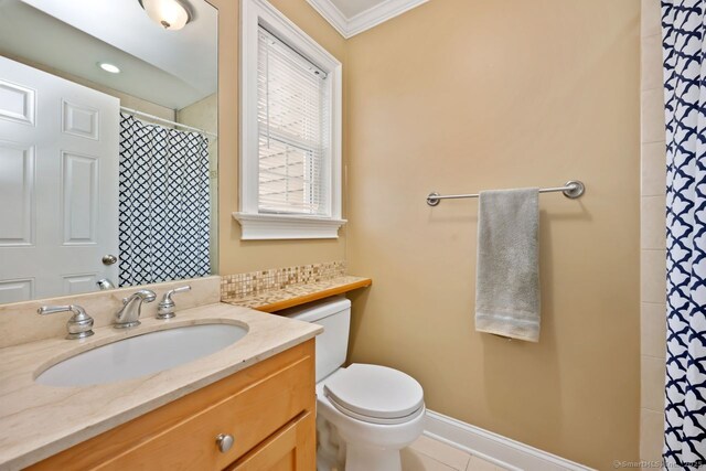 full bath with curtained shower, toilet, vanity, baseboards, and crown molding