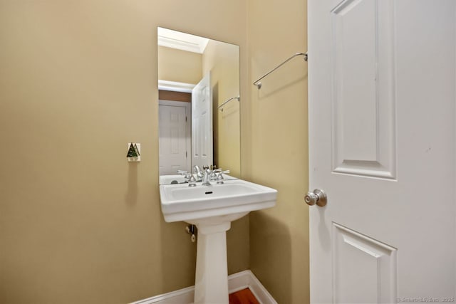 bathroom with baseboards