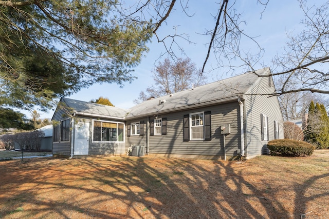 view of front of home featuring a front yard and cooling unit