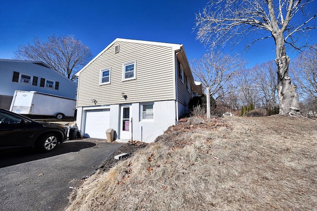 view of front facade featuring driveway and an attached garage