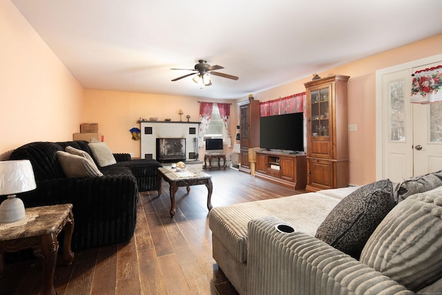 living room featuring dark wood finished floors and a ceiling fan