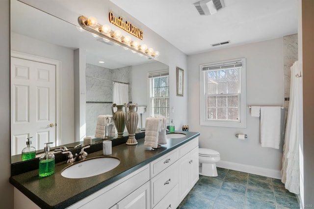 full bath with toilet, a sink, visible vents, and baseboards