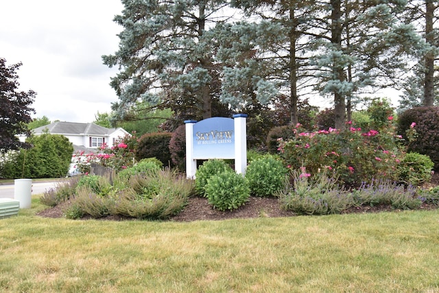 community / neighborhood sign featuring a lawn