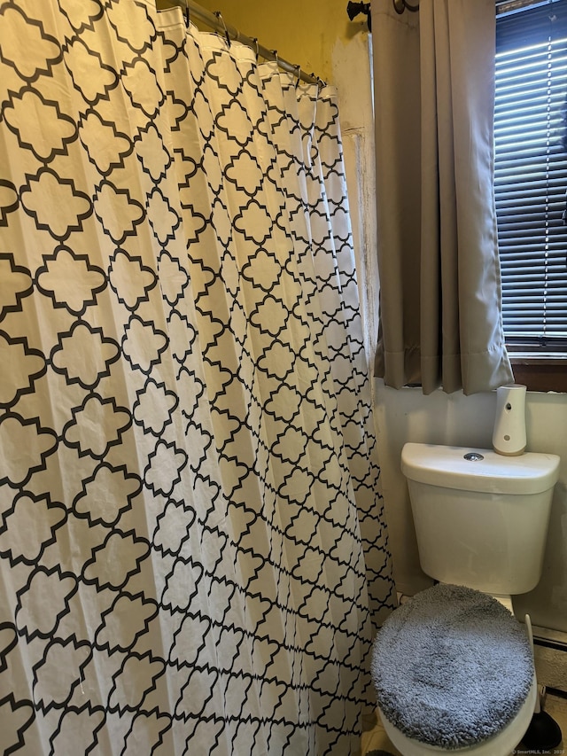 33 Guilford St Unit B, Hartford, CT 06120 - full bath featuring a shower with curtain and toilet