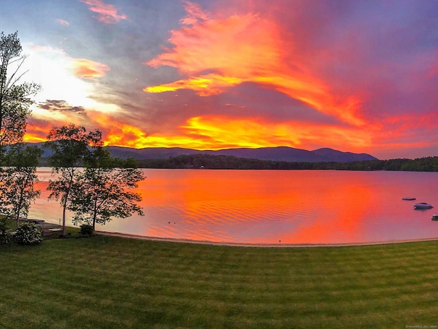 water view with a mountain view