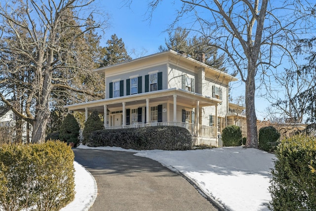 view of front of home featuring covered porch and aphalt driveway