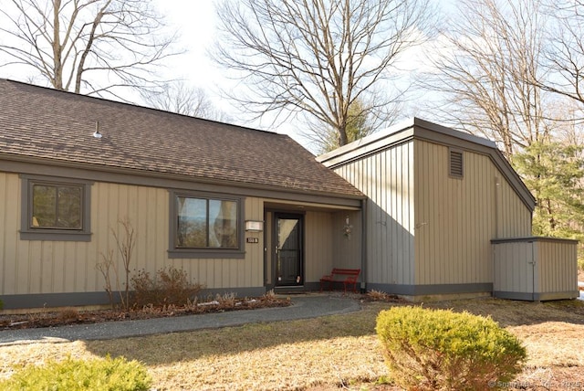 view of front of house featuring a shingled roof