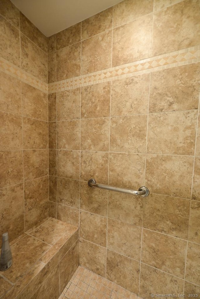 bathroom featuring tiled shower