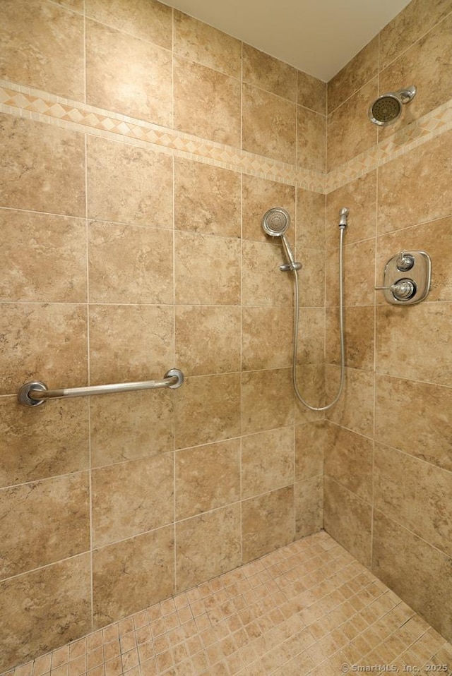 bathroom featuring tiled shower