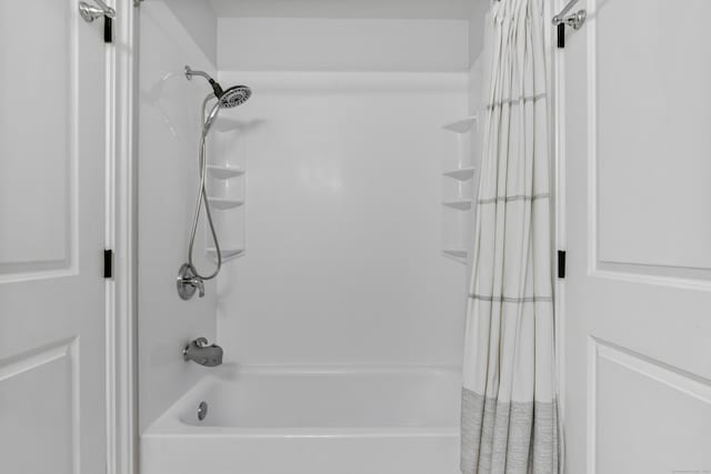 bathroom featuring shower / tub combo