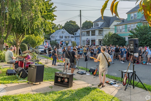 view of home's community featuring a residential view